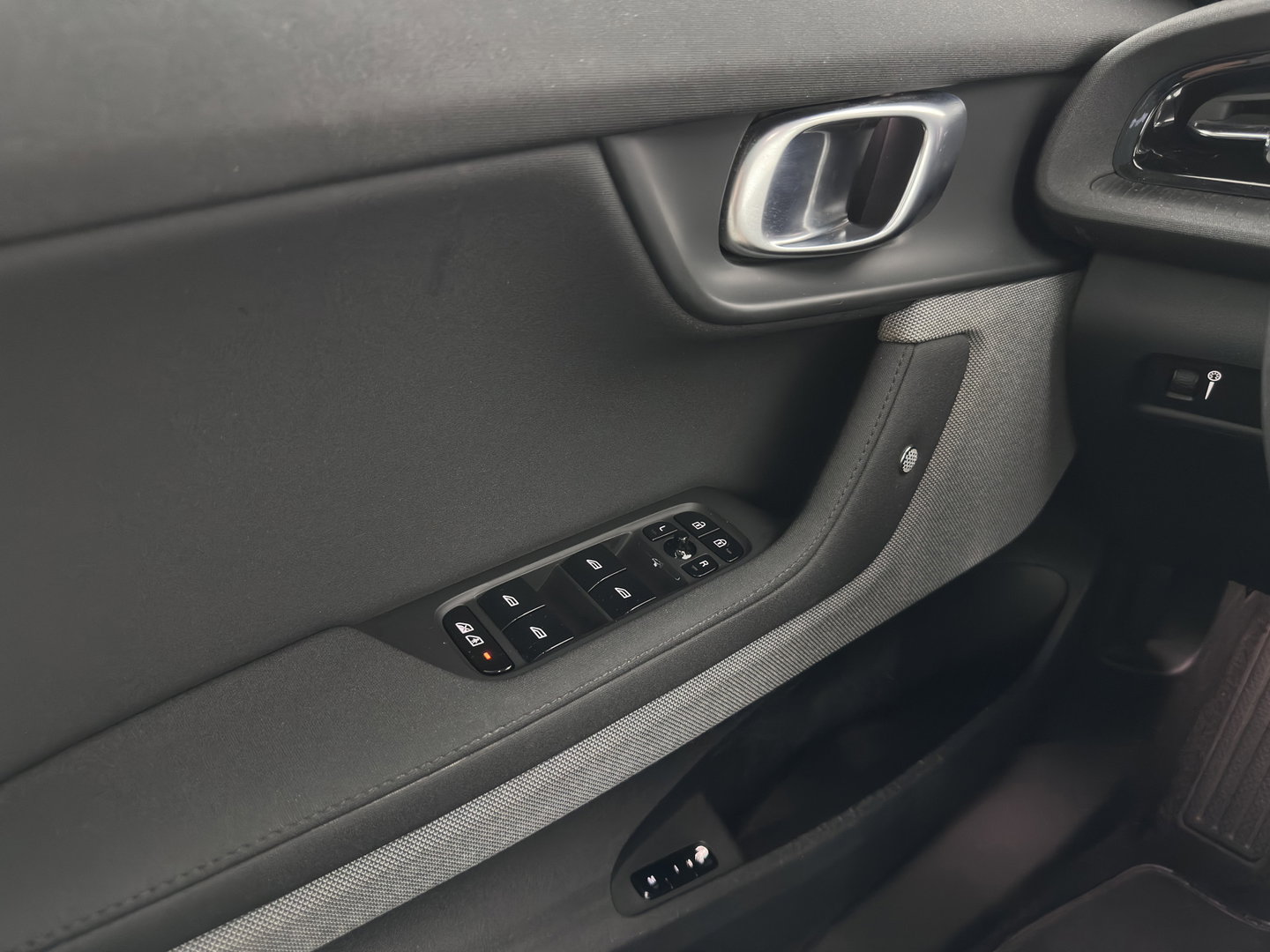 Polestar 2 Long Range Dual Motor 78 kWh [ 3-Fase-11kW] {SOH-88%} (INCL-BTW) Aut. *PANO | FULL-LED | MEMORY-PACK | CAMERA | KEYLESS | LANE-ASSIST | DIGI-COCKPIT | CARPLAY | DAB+ | HEATED-COMFORTSEATS | CRUISE | TOWBAR | 20''ALU*