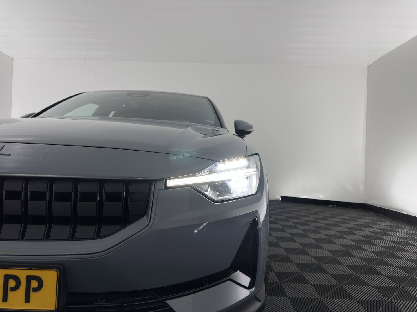 Polestar 2 Long Range Dual Motor 78 kWh [ 3-Fase-11kW] {SOH-88%} (INCL-BTW) Aut. *PANO | FULL-LED | MEMORY-PACK | CAMERA | KEYLESS | LANE-ASSIST | DIGI-COCKPIT | CARPLAY | DAB+ | HEATED-COMFORTSEATS | CRUISE | TOWBAR | 20''ALU*
