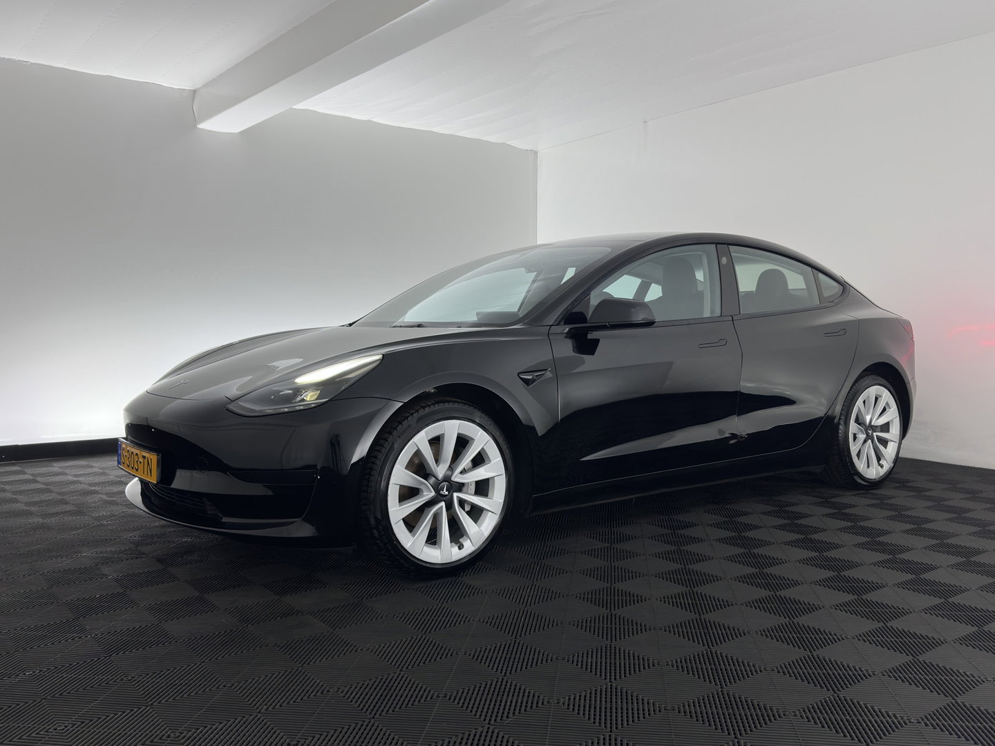 Tesla Model 3 RWD 60 kWh [ 3-Fase-11kW ] {SoH-88%} (INCL-BTW) Aut. *PANO | LEATHER | KEYLESS | FULL-LED | MEMORY-PACK | TOPVIEW | DAB | CARPLAY | DIGI-COCKPIT | LANE-ASSIST | HEATED-COMFORTSEATS | AUTOPILOT | 19"ALU*