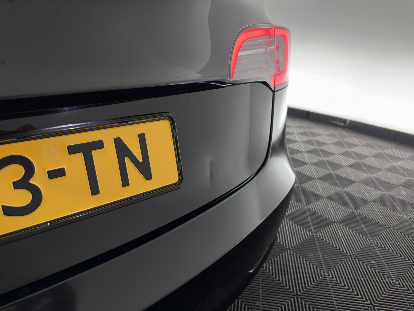 Tesla Model 3 RWD 60 kWh [ 3-Fase-11kW ] {SoH-88%} (INCL-BTW) Aut. *PANO | LEATHER | KEYLESS | FULL-LED | MEMORY-PACK | TOPVIEW | DAB | CARPLAY | DIGI-COCKPIT | LANE-ASSIST | HEATED-COMFORTSEATS | AUTOPILOT | 19"ALU*
