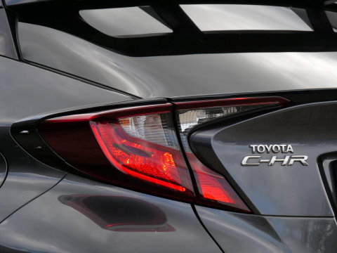 Toyota C-HR 2.0 HYBRID 185PK/ PDC V+A/ BLINDSPOT/ WINTER PAKKET/ ALL-SEASON BANDEN
