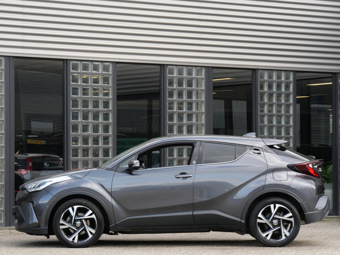 Toyota C-HR 2.0 HYBRID 185PK/ PDC V+A/ BLINDSPOT/ WINTER PAKKET/ ALL-SEASON BANDEN