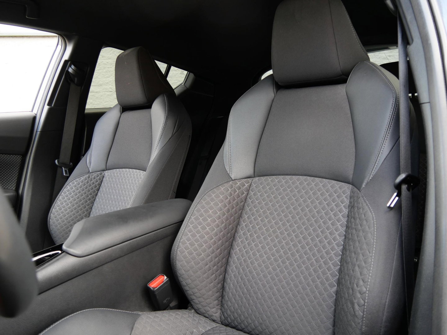 Toyota C-HR 2.0 HYBRID 185PK/ PDC V+A/ BLINDSPOT/ WINTER PAKKET/ ALL-SEASON BANDEN