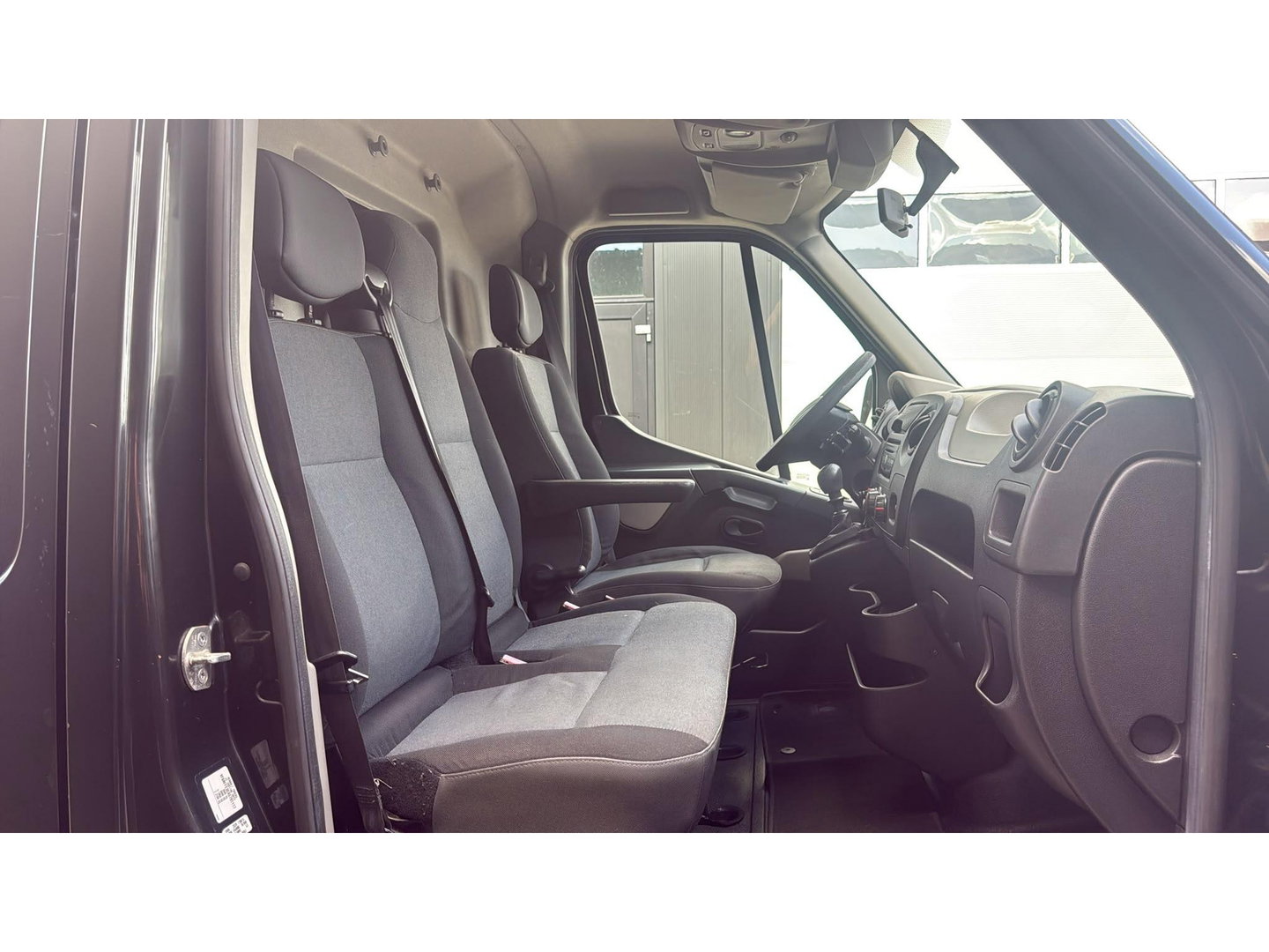 Renault Master T35 2.3 dCi L2H2 AIRCO ZWART