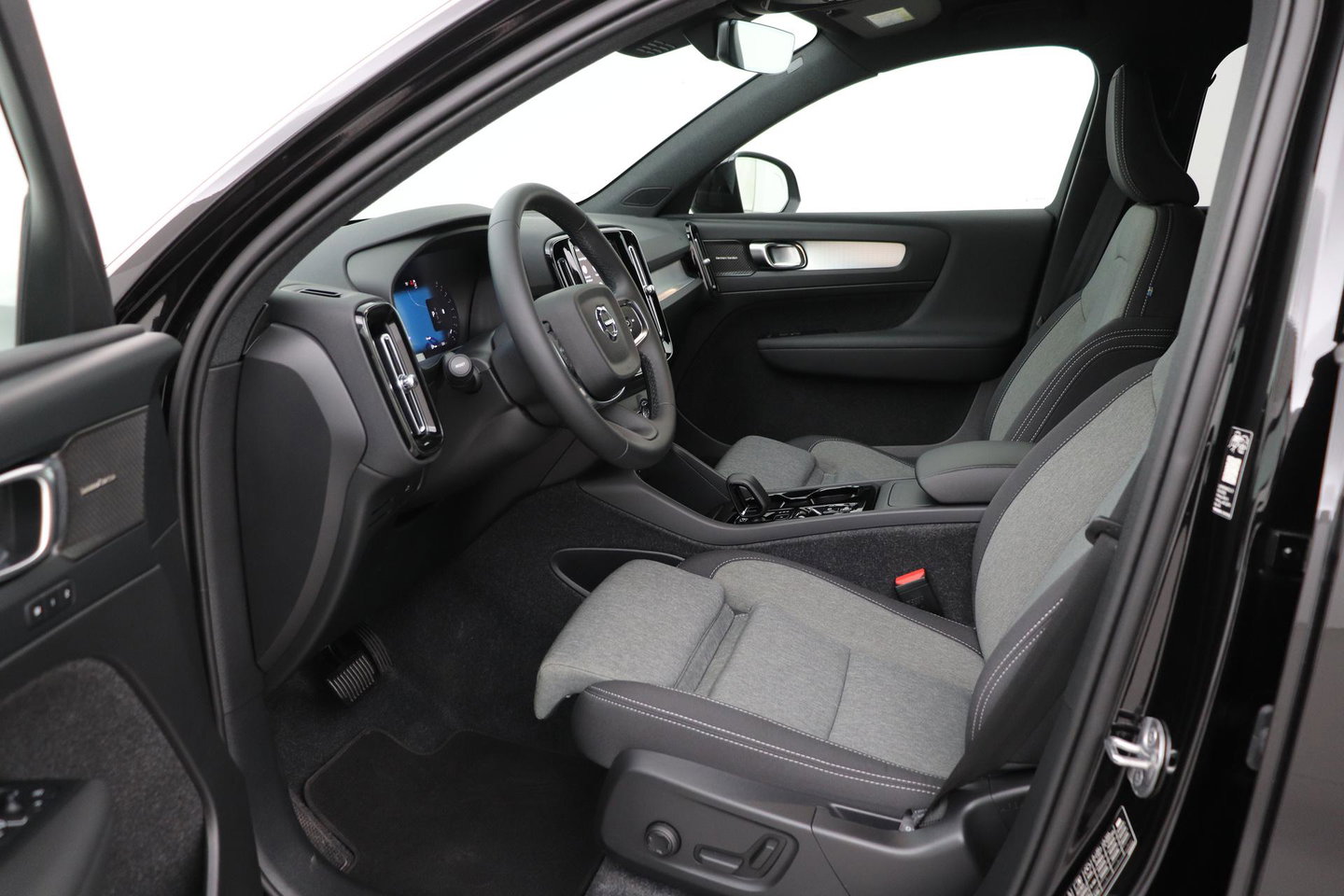 Volvo XC40 2.0 B3 Plus Black Edition | Harman/Kardon | Pilot Assist | Camera | BLIS | Memory | Stoel+Stuurverwarming | Keyless | ACC | 20 Inch