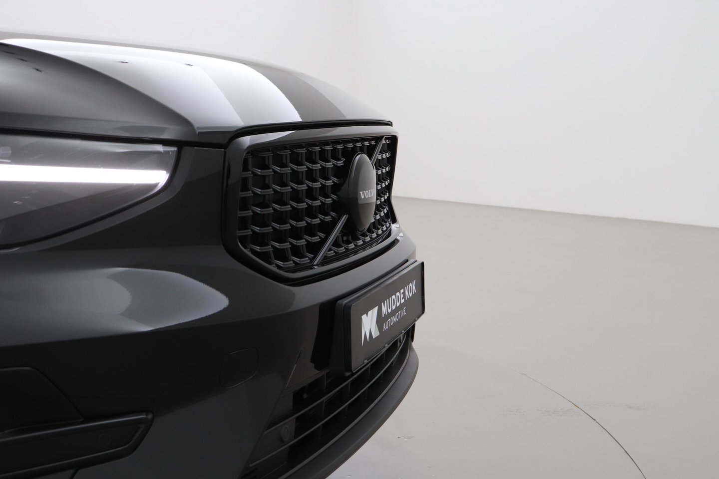 Volvo XC40 2.0 B3 Plus Black Edition | Harman/Kardon | Pilot Assist | Camera | BLIS | Memory | Stoel+Stuurverwarming | Keyless | ACC | 20 Inch