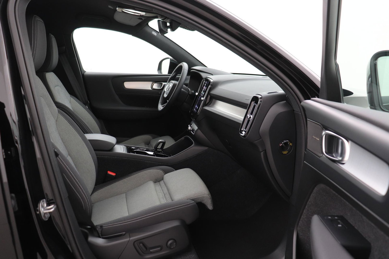 Volvo XC40 2.0 B3 Plus Black Edition | Harman/Kardon | Pilot Assist | Camera | BLIS | Memory | Stoel+Stuurverwarming | Keyless | ACC | 20 Inch
