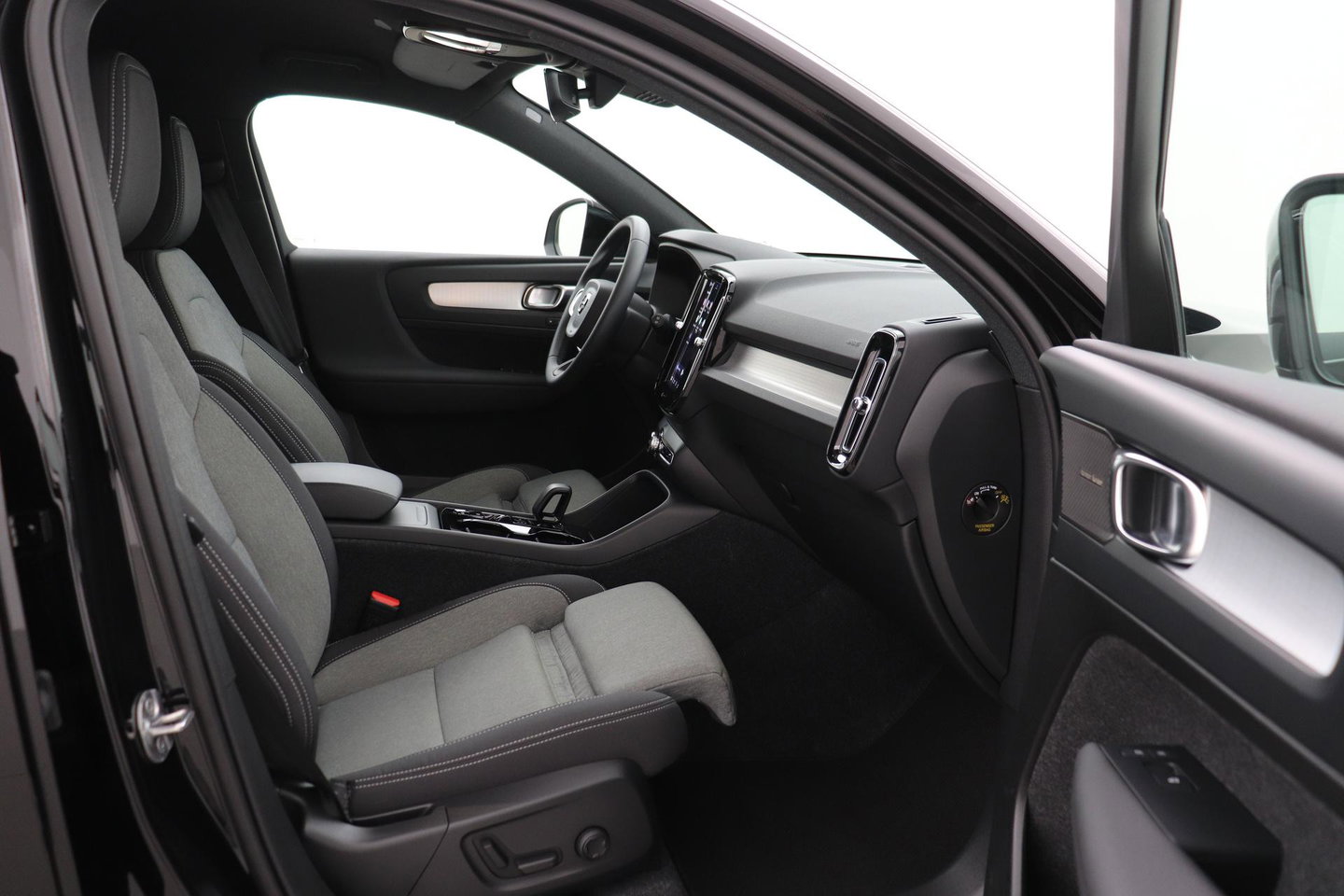 Volvo XC40 2.0 B3 Plus Black Edition | Harman/Kardon | Pilot Assist | Camera | BLIS | Memory | Stoel+Stuurverwarming | Keyless | ACC | 20 Inch