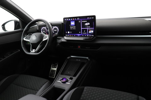 Volkswagen T-Roc 1.5 eTSI R-Line | ACC | Trekhaak | BLIS | Camera | Keyless Advanced | Stoel+Stuurverwarming | Getint glas