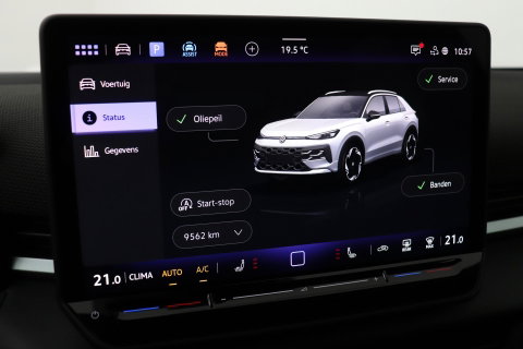 Volkswagen T-Roc 1.5 eTSI R-Line | ACC | Trekhaak | BLIS | Camera | Keyless Advanced | Stoel+Stuurverwarming | Getint glas