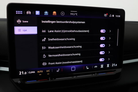 Volkswagen T-Roc 1.5 eTSI R-Line | ACC | Trekhaak | BLIS | Camera | Keyless Advanced | Stoel+Stuurverwarming | Getint glas