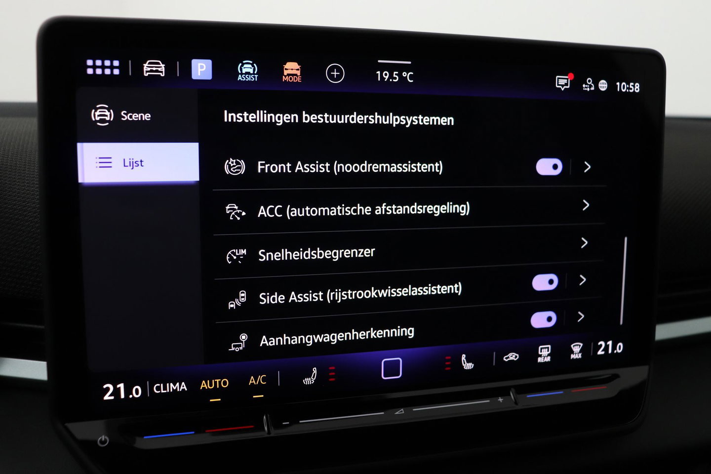 Volkswagen T-Roc 1.5 eTSI R-Line | ACC | Trekhaak | BLIS | Camera | Keyless Advanced | Stoel+Stuurverwarming | Getint glas