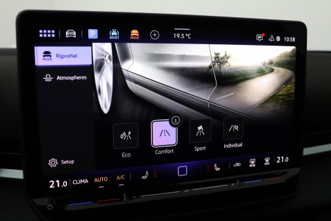 Volkswagen T-Roc 1.5 eTSI R-Line | ACC | Trekhaak | BLIS | Camera | Keyless Advanced | Stoel+Stuurverwarming | Getint glas