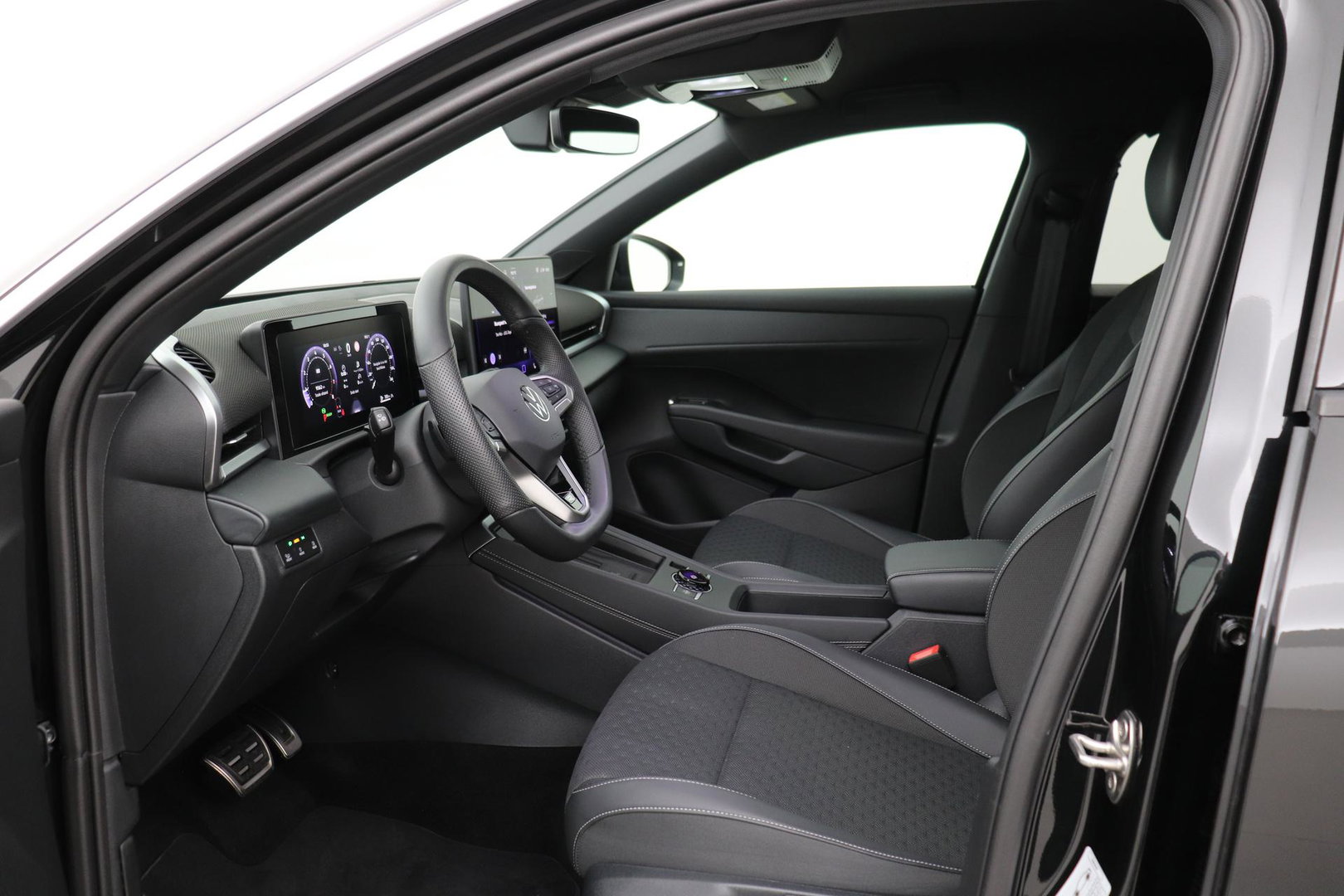 Volkswagen T-Roc 1.5 eTSI R-Line | ACC | Trekhaak | BLIS | Camera | Keyless Advanced | Stoel+Stuurverwarming | Getint glas