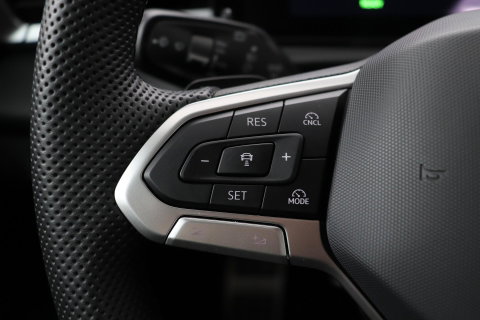Volkswagen T-Roc 1.5 eTSI R-Line | ACC | Trekhaak | BLIS | Camera | Keyless Advanced | Stoel+Stuurverwarming | Getint glas