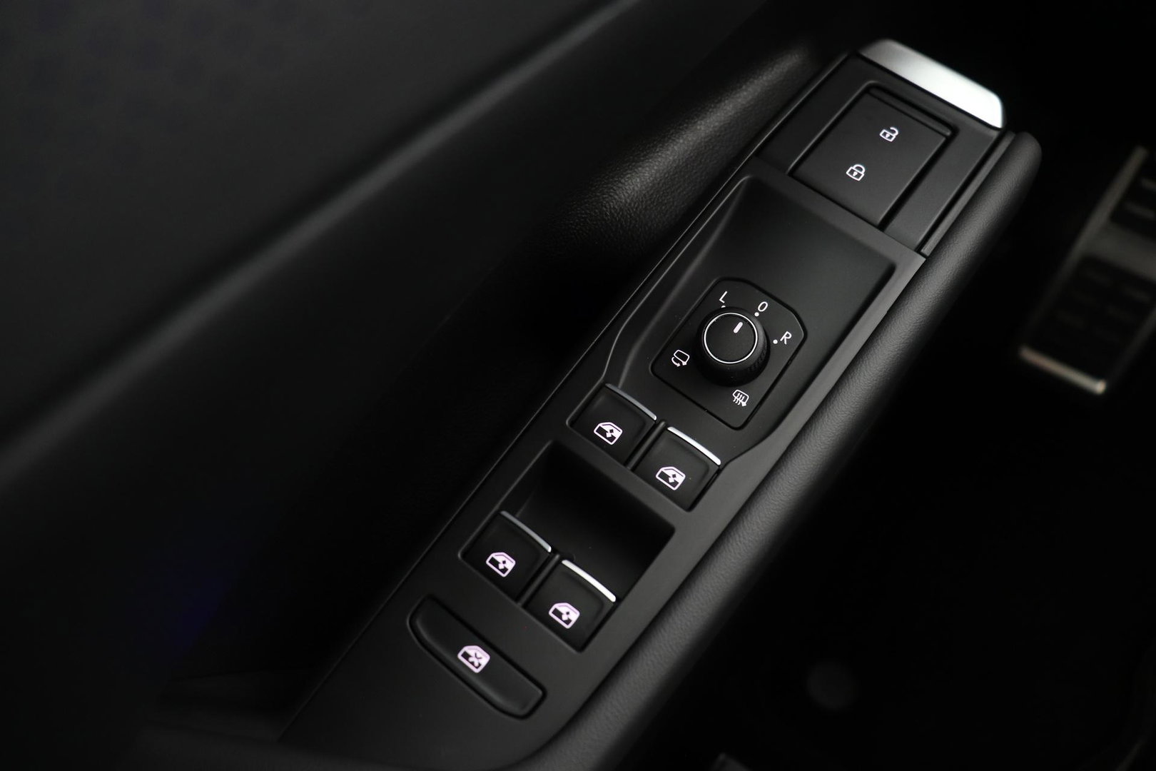 Volkswagen T-Roc 1.5 eTSI R-Line | ACC | Trekhaak | BLIS | Camera | Keyless Advanced | Stoel+Stuurverwarming | Getint glas