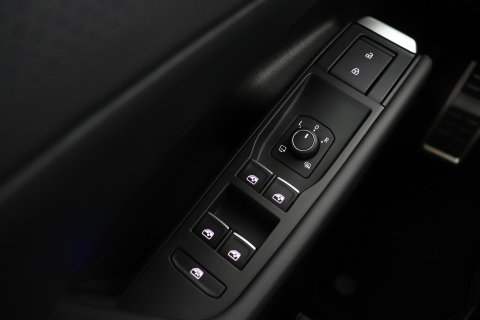 Volkswagen T-Roc 1.5 eTSI R-Line | ACC | Trekhaak | BLIS | Camera | Keyless Advanced | Stoel+Stuurverwarming | Getint glas
