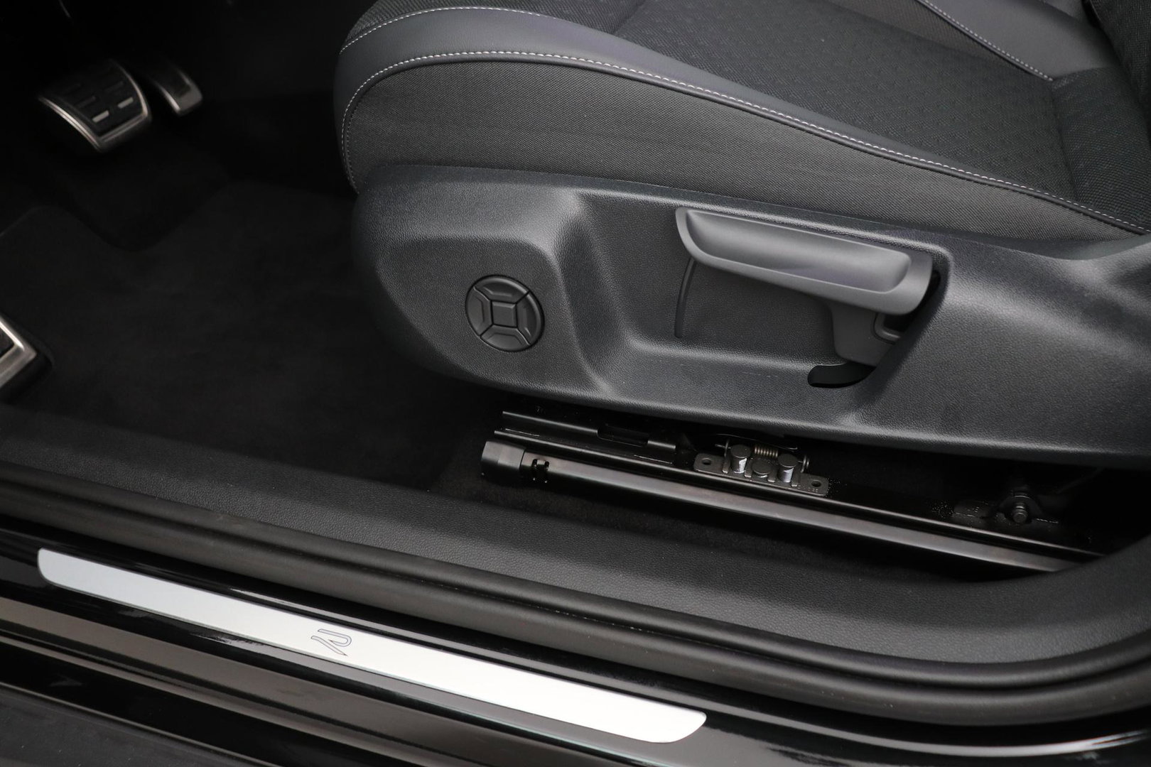 Volkswagen T-Roc 1.5 eTSI R-Line | ACC | Trekhaak | BLIS | Camera | Keyless Advanced | Stoel+Stuurverwarming | Getint glas
