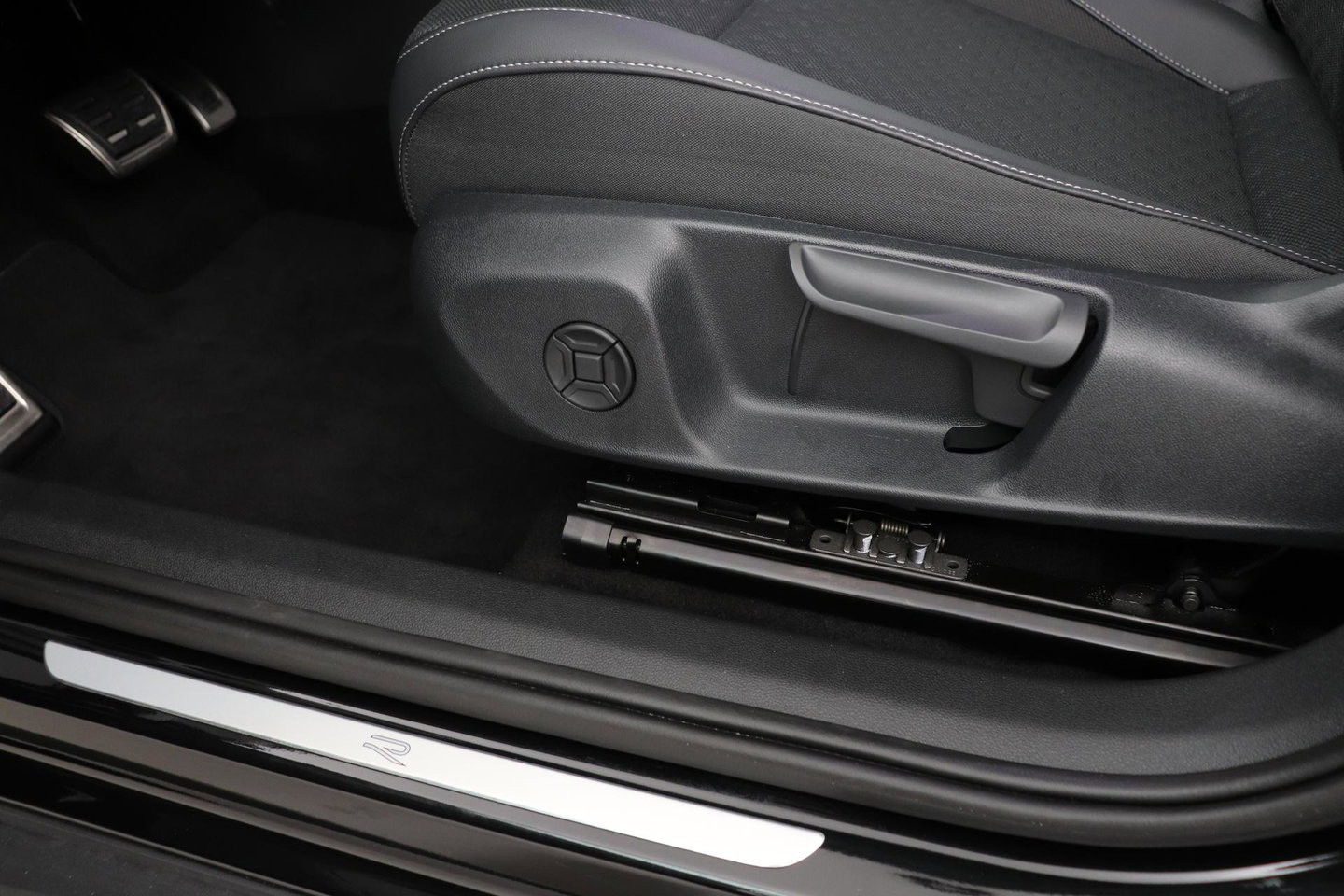 Volkswagen T-Roc 1.5 eTSI R-Line | ACC | Trekhaak | BLIS | Camera | Keyless Advanced | Stoel+Stuurverwarming | Getint glas
