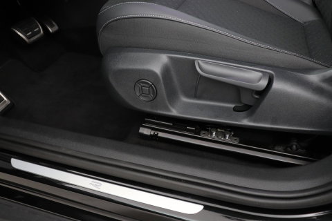 Volkswagen T-Roc 1.5 eTSI R-Line | ACC | Trekhaak | BLIS | Camera | Keyless Advanced | Stoel+Stuurverwarming | Getint glas