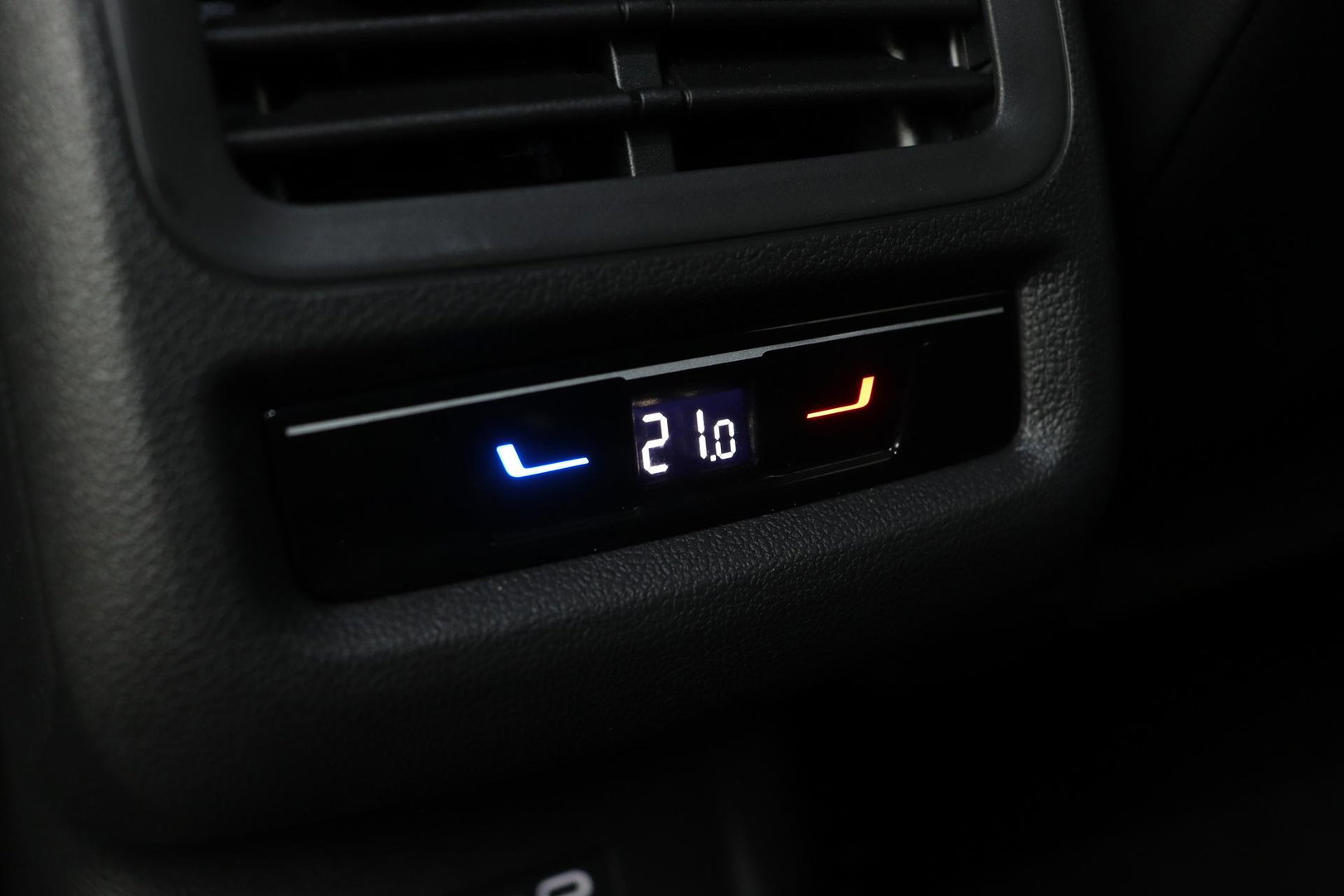 Volkswagen T-Roc 1.5 eTSI R-Line | ACC | Trekhaak | BLIS | Camera | Keyless Advanced | Stoel+Stuurverwarming | Getint glas