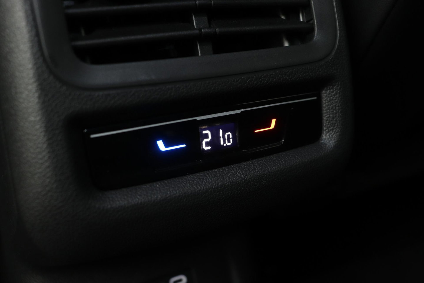 Volkswagen T-Roc 1.5 eTSI R-Line | ACC | Trekhaak | BLIS | Camera | Keyless Advanced | Stoel+Stuurverwarming | Getint glas