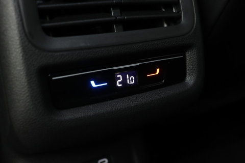 Volkswagen T-Roc 1.5 eTSI R-Line | ACC | Trekhaak | BLIS | Camera | Keyless Advanced | Stoel+Stuurverwarming | Getint glas