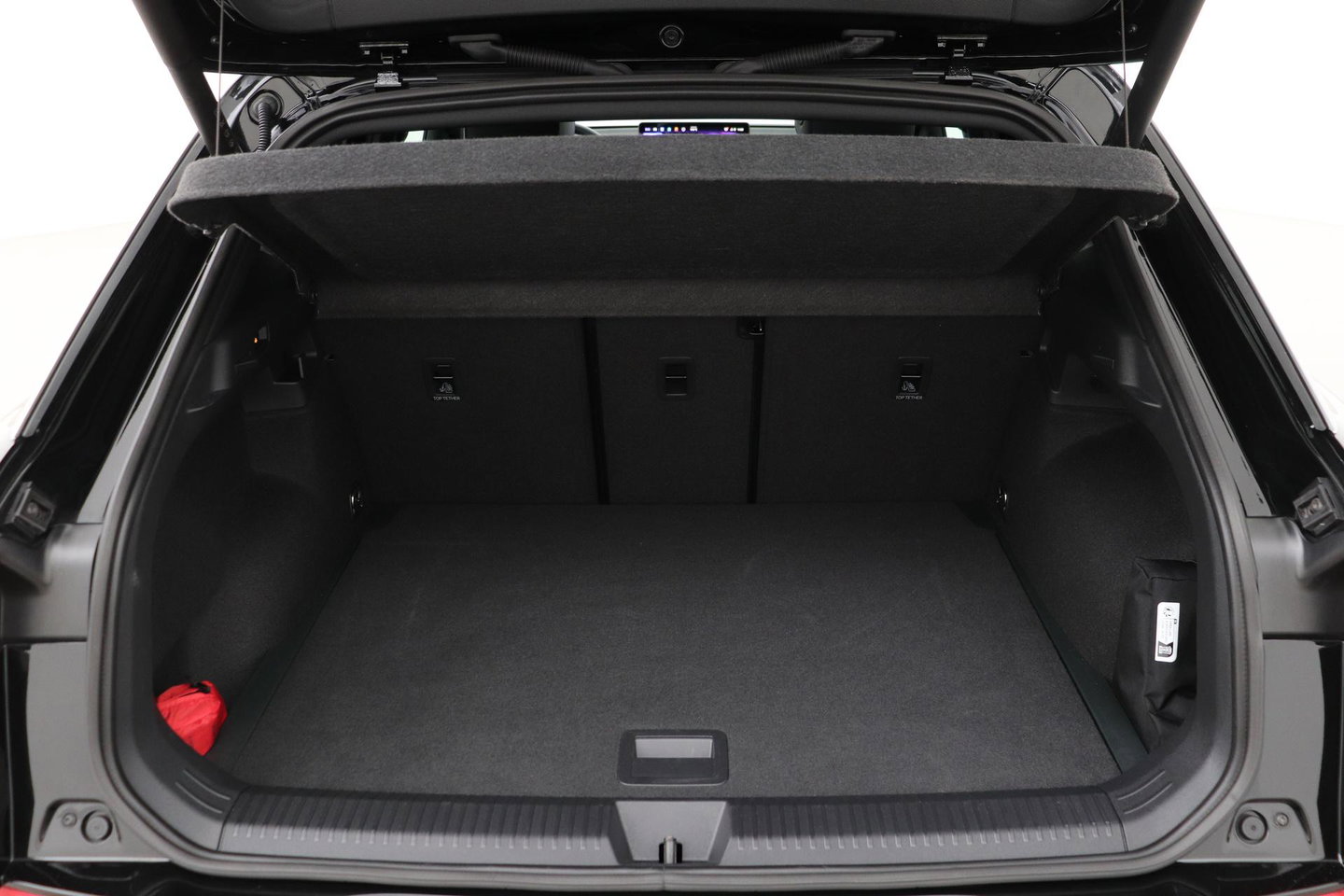 Volkswagen T-Roc 1.5 eTSI R-Line | ACC | Trekhaak | BLIS | Camera | Keyless Advanced | Stoel+Stuurverwarming | Getint glas