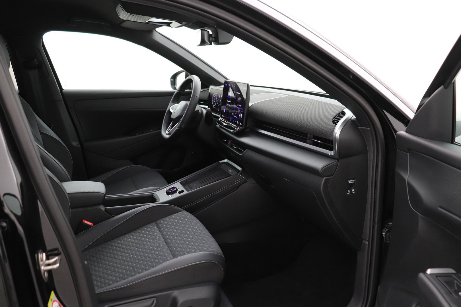 Volkswagen T-Roc 1.5 eTSI R-Line | ACC | Trekhaak | BLIS | Camera | Keyless Advanced | Stoel+Stuurverwarming | Getint glas