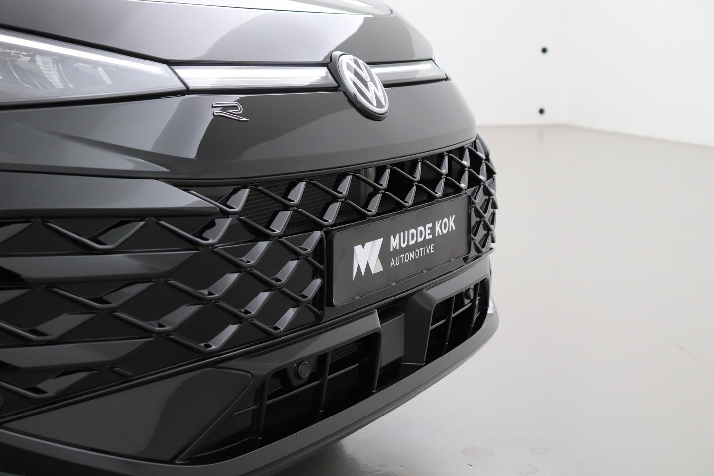 Volkswagen T-Roc 1.5 eTSI R-Line | ACC | Trekhaak | BLIS | Camera | Keyless Advanced | Stoel+Stuurverwarming | Getint glas