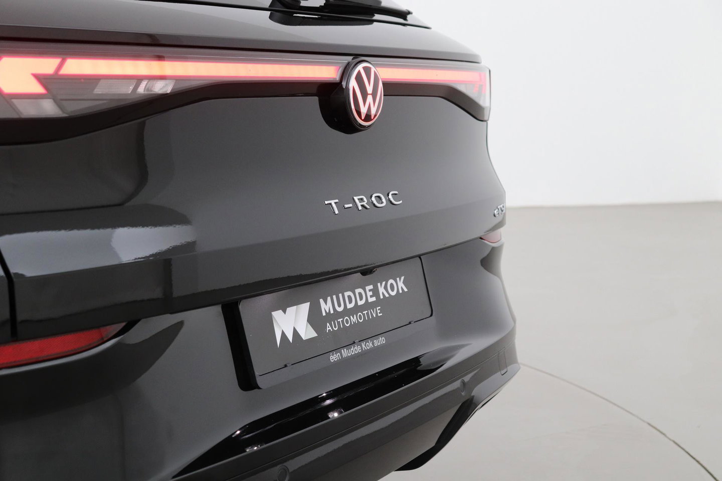 Volkswagen T-Roc 1.5 eTSI R-Line | ACC | Trekhaak | BLIS | Camera | Keyless Advanced | Stoel+Stuurverwarming | Getint glas