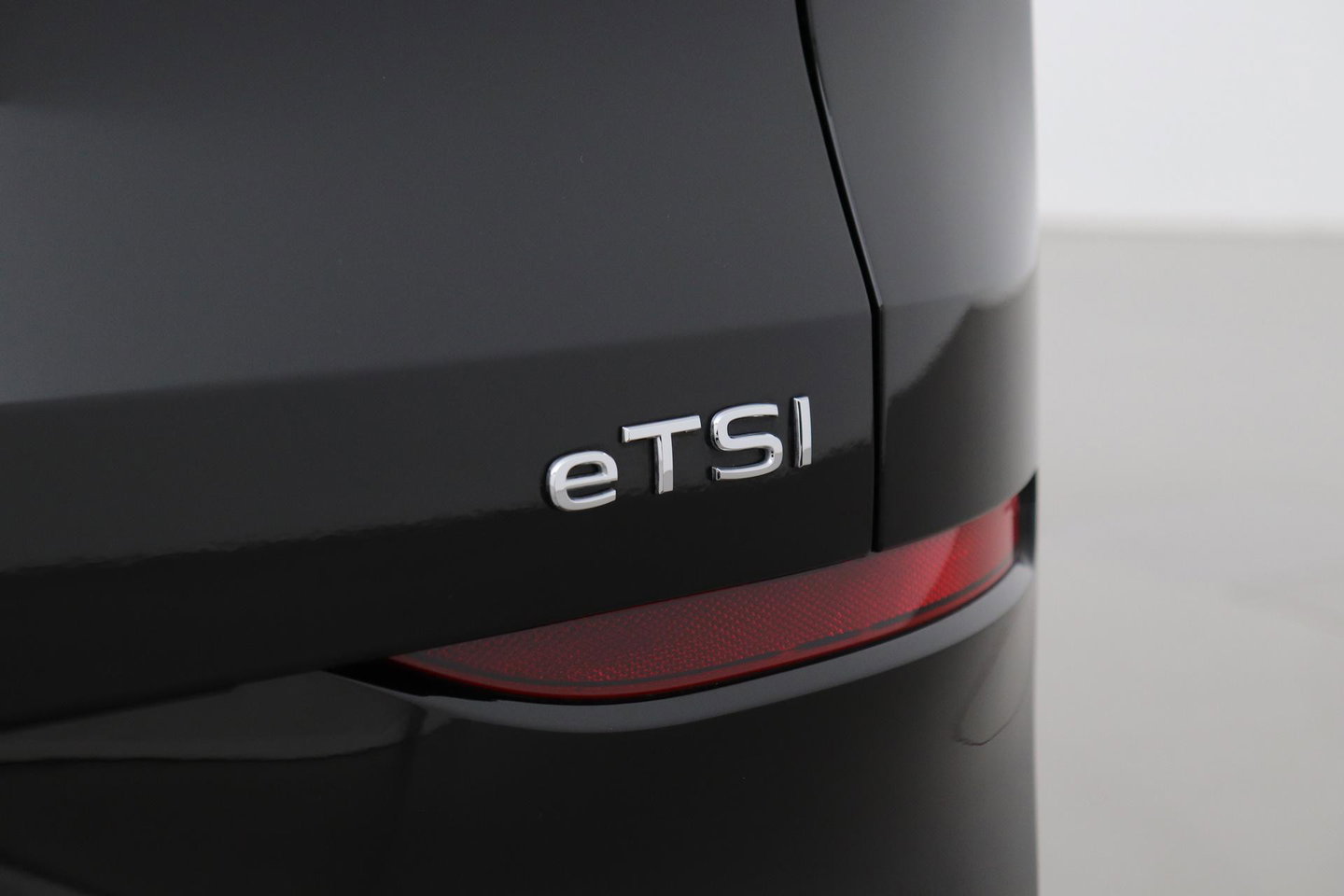 Volkswagen T-Roc 1.5 eTSI R-Line | ACC | Trekhaak | BLIS | Camera | Keyless Advanced | Stoel+Stuurverwarming | Getint glas