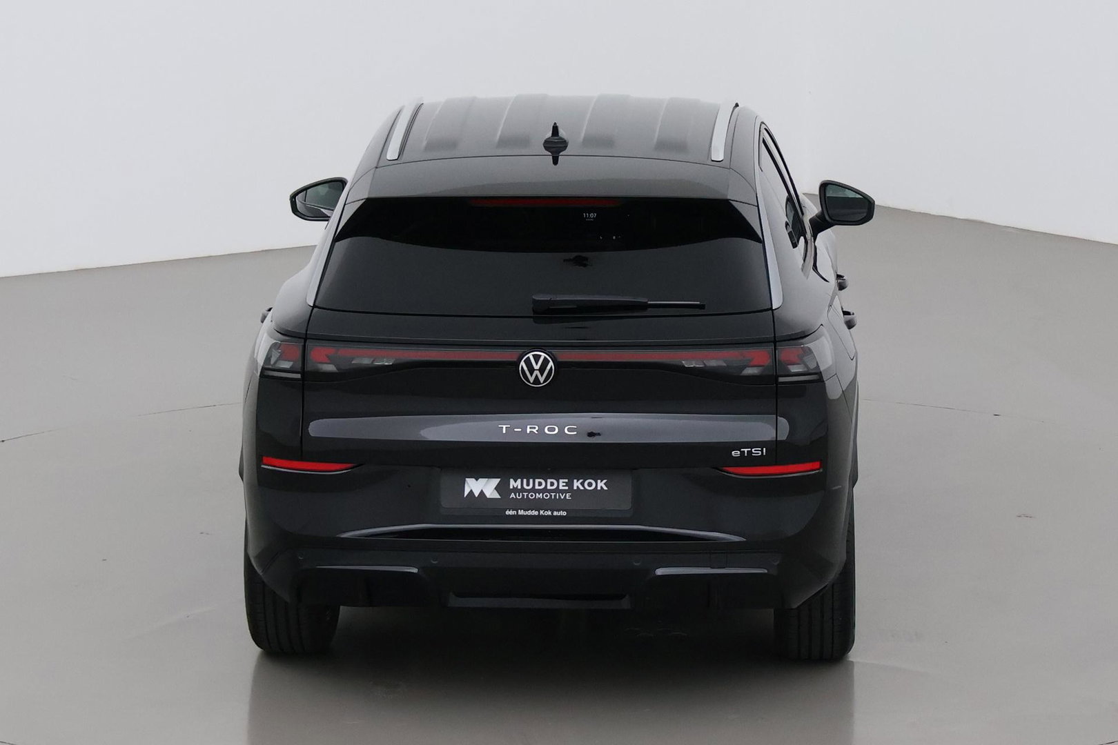 Volkswagen T-Roc 1.5 eTSI R-Line | ACC | Trekhaak | BLIS | Camera | Keyless Advanced | Stoel+Stuurverwarming | Getint glas