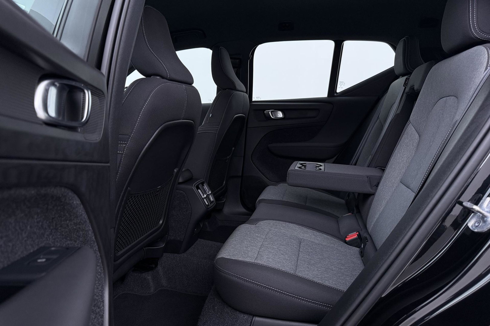 Volvo XC40 2.0 B3 Plus Black Edition | Harman/Kardon | Camera | Stoel+Stuurverwarming | Memory | Keyless | 20 Inch