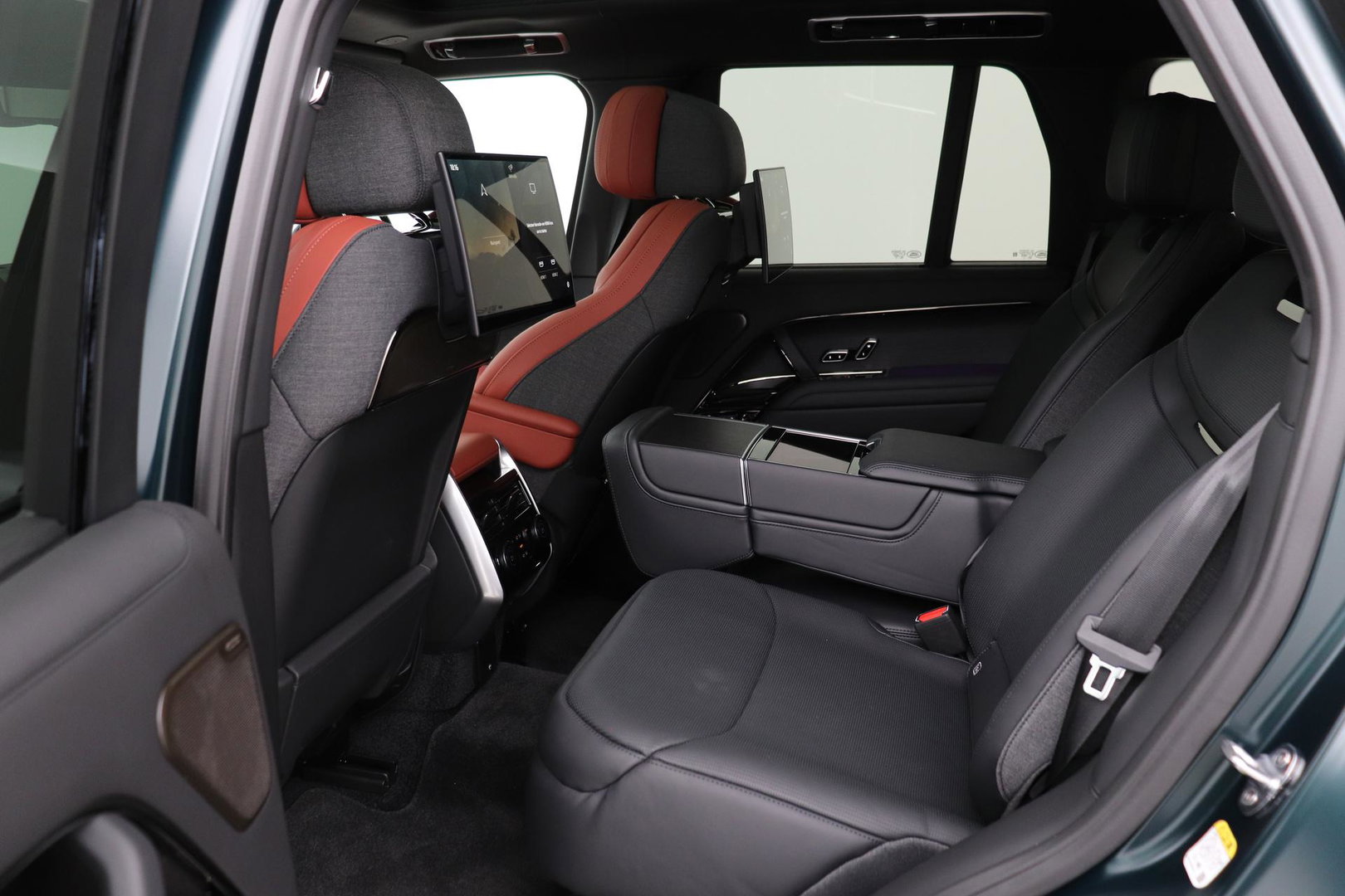 Land Rover Range Rover SV 3.0 P550e SV | British Racing Green Satin | Rear Seat Entertainment | 23 Inch | Meridian Signature | Body & Soul