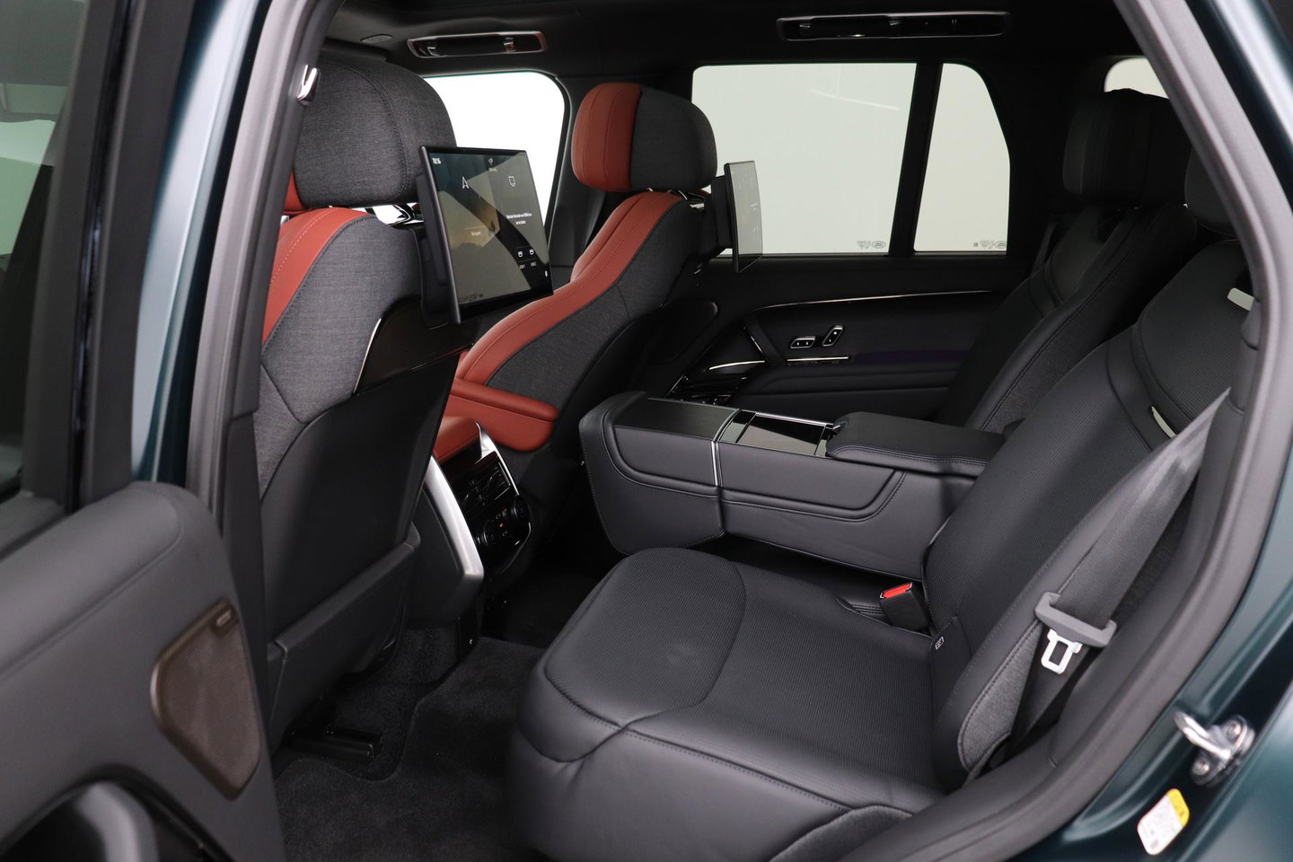 Land Rover Range Rover SV 3.0 P550e SV | British Racing Green Satin | Rear Seat Entertainment | 23 Inch | Meridian Signature | Body & Soul