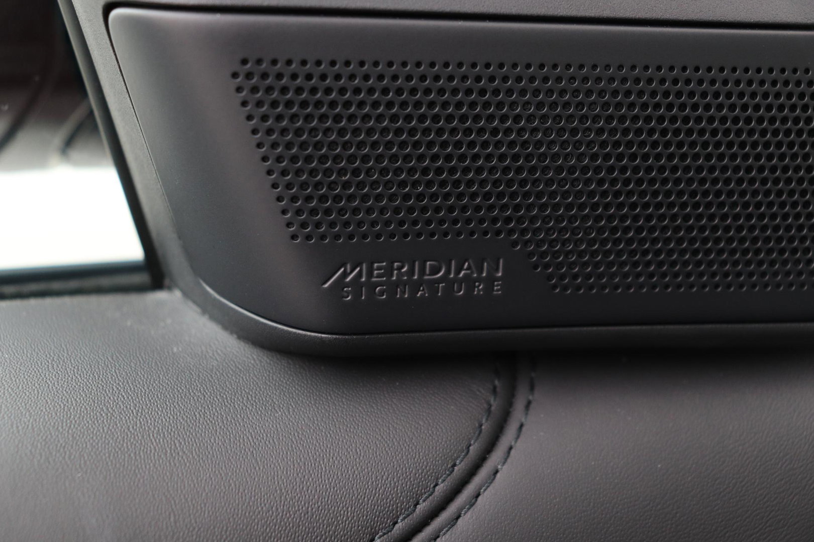Land Rover Range Rover SV 3.0 P550e SV | British Racing Green Satin | Rear Seat Entertainment | 23 Inch | Meridian Signature | Body & Soul