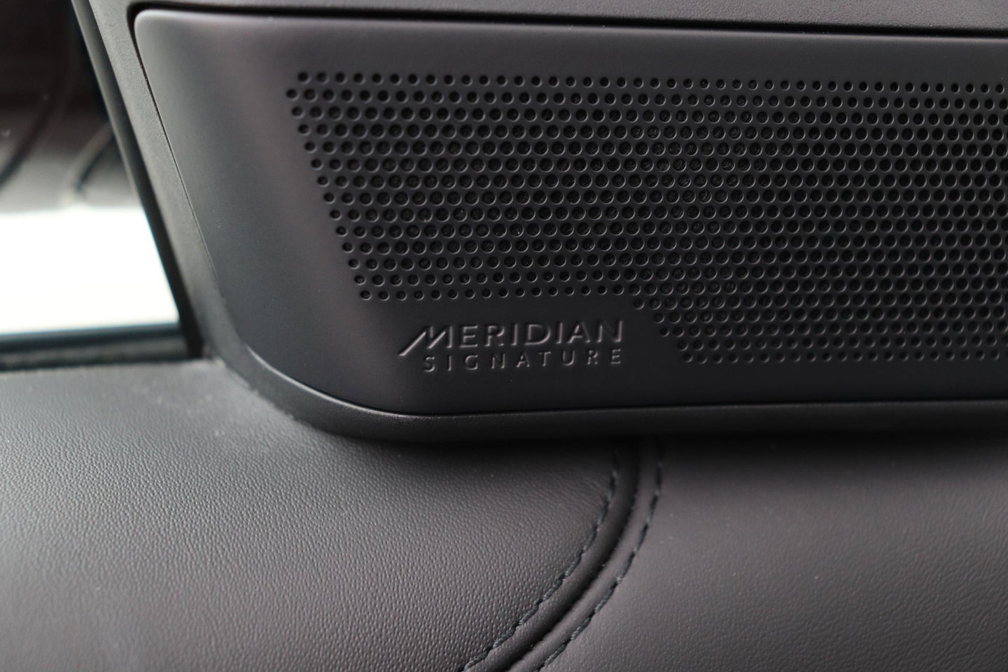 Land Rover Range Rover SV 3.0 P550e SV | British Racing Green Satin | Rear Seat Entertainment | 23 Inch | Meridian Signature | Body & Soul