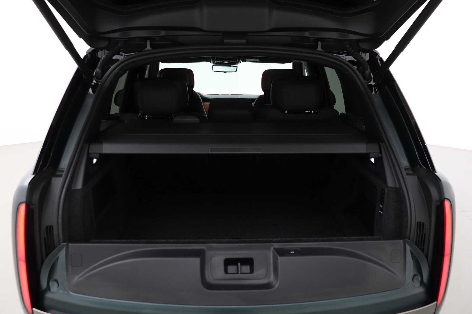 Land Rover Range Rover SV 3.0 P550e SV | British Racing Green Satin | Rear Seat Entertainment | 23 Inch | Meridian Signature | Body & Soul