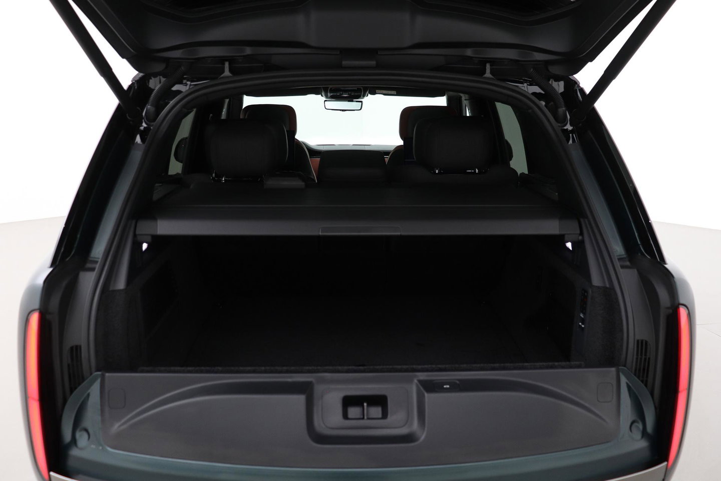 Land Rover Range Rover SV 3.0 P550e SV | British Racing Green Satin | Rear Seat Entertainment | 23 Inch | Meridian Signature | Body & Soul