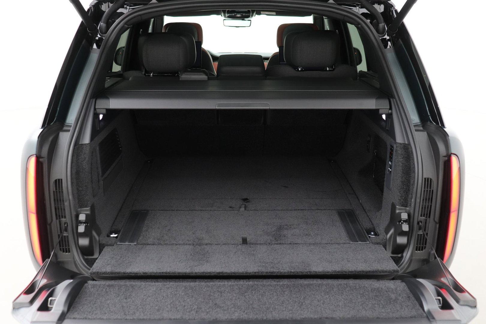 Land Rover Range Rover SV 3.0 P550e SV | British Racing Green Satin | Rear Seat Entertainment | 23 Inch | Meridian Signature | Body & Soul
