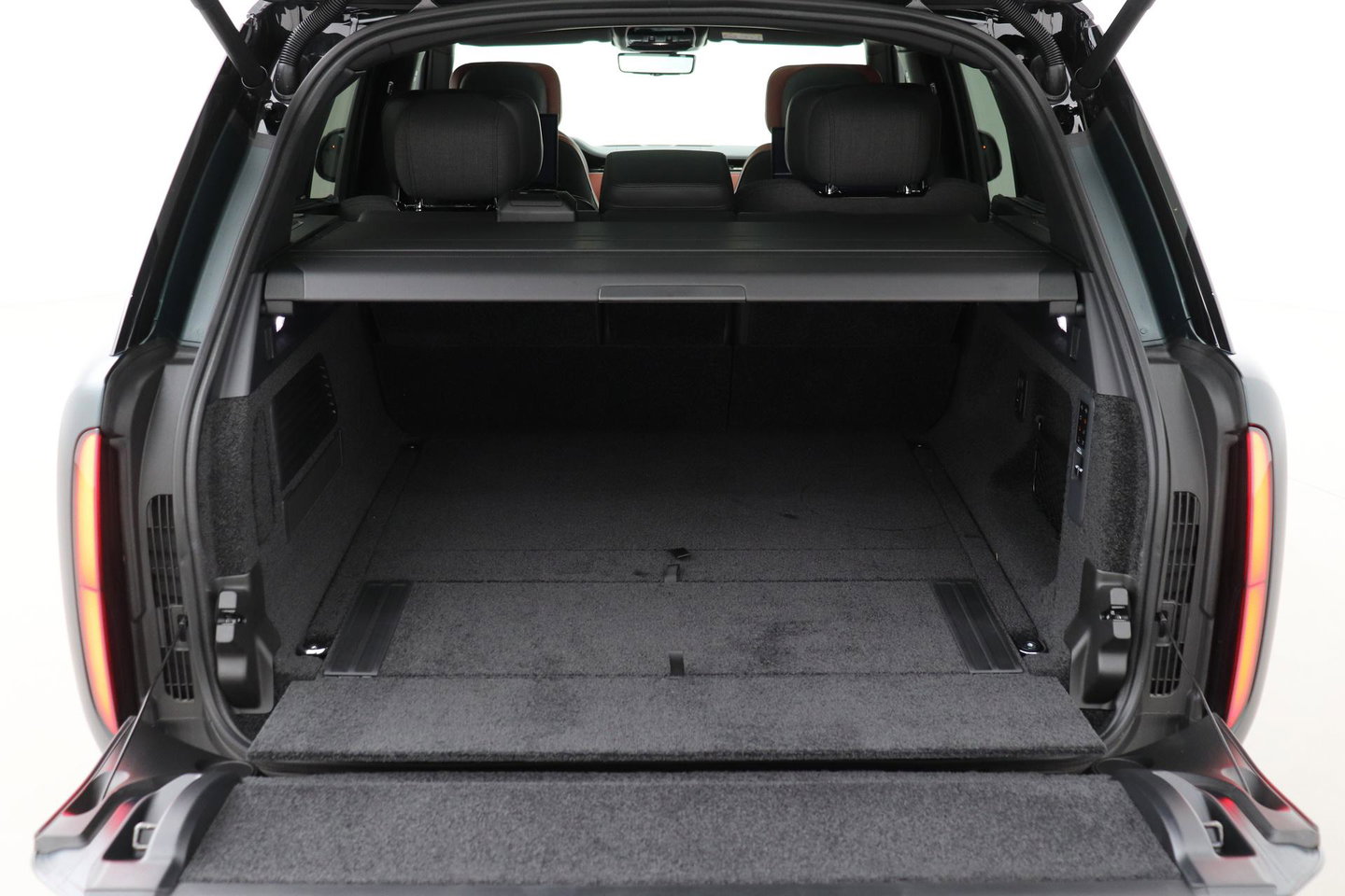 Land Rover Range Rover SV 3.0 P550e SV | British Racing Green Satin | Rear Seat Entertainment | 23 Inch | Meridian Signature | Body & Soul