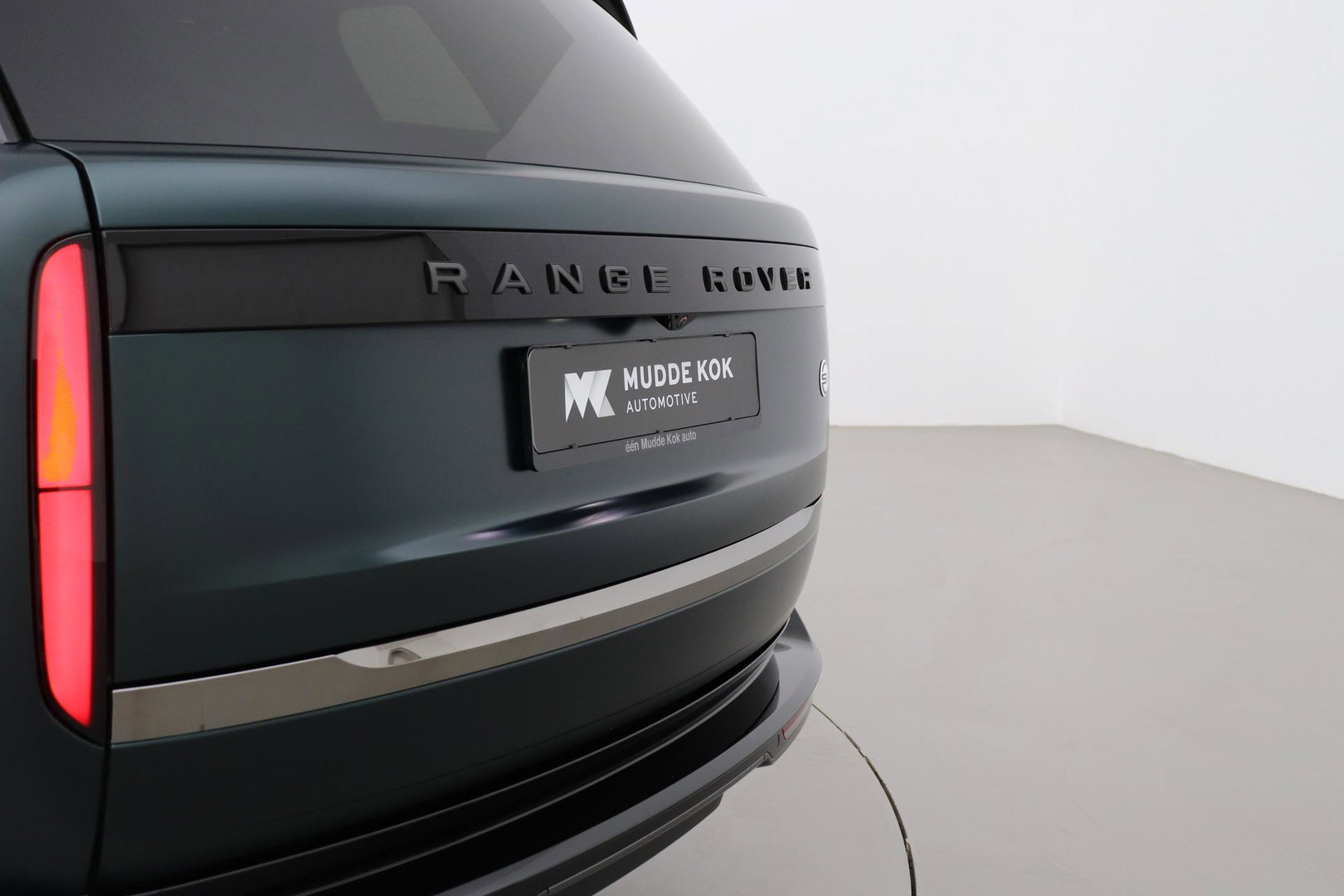 Land Rover Range Rover SV 3.0 P550e SV | British Racing Green Satin | Rear Seat Entertainment | 23 Inch | Meridian Signature | Body & Soul