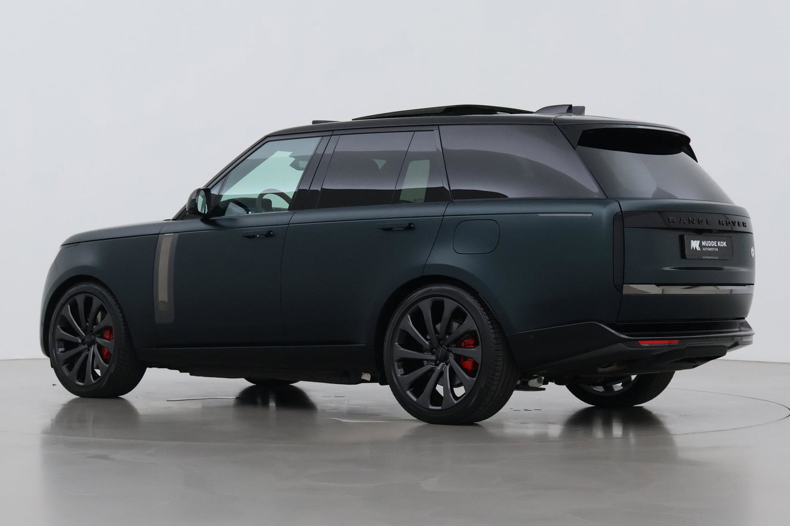 Land Rover Range Rover SV 3.0 P550e SV | British Racing Green Satin | Rear Seat Entertainment | 23 Inch | Meridian Signature | Body & Soul