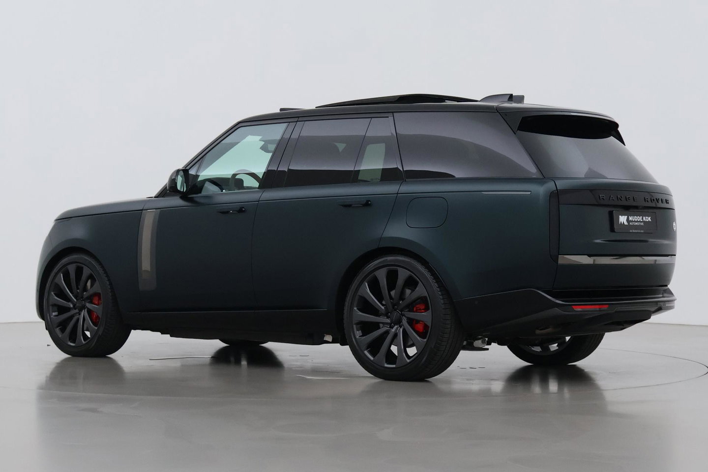 Land Rover Range Rover SV 3.0 P550e SV | British Racing Green Satin | Rear Seat Entertainment | 23 Inch | Meridian Signature | Body & Soul