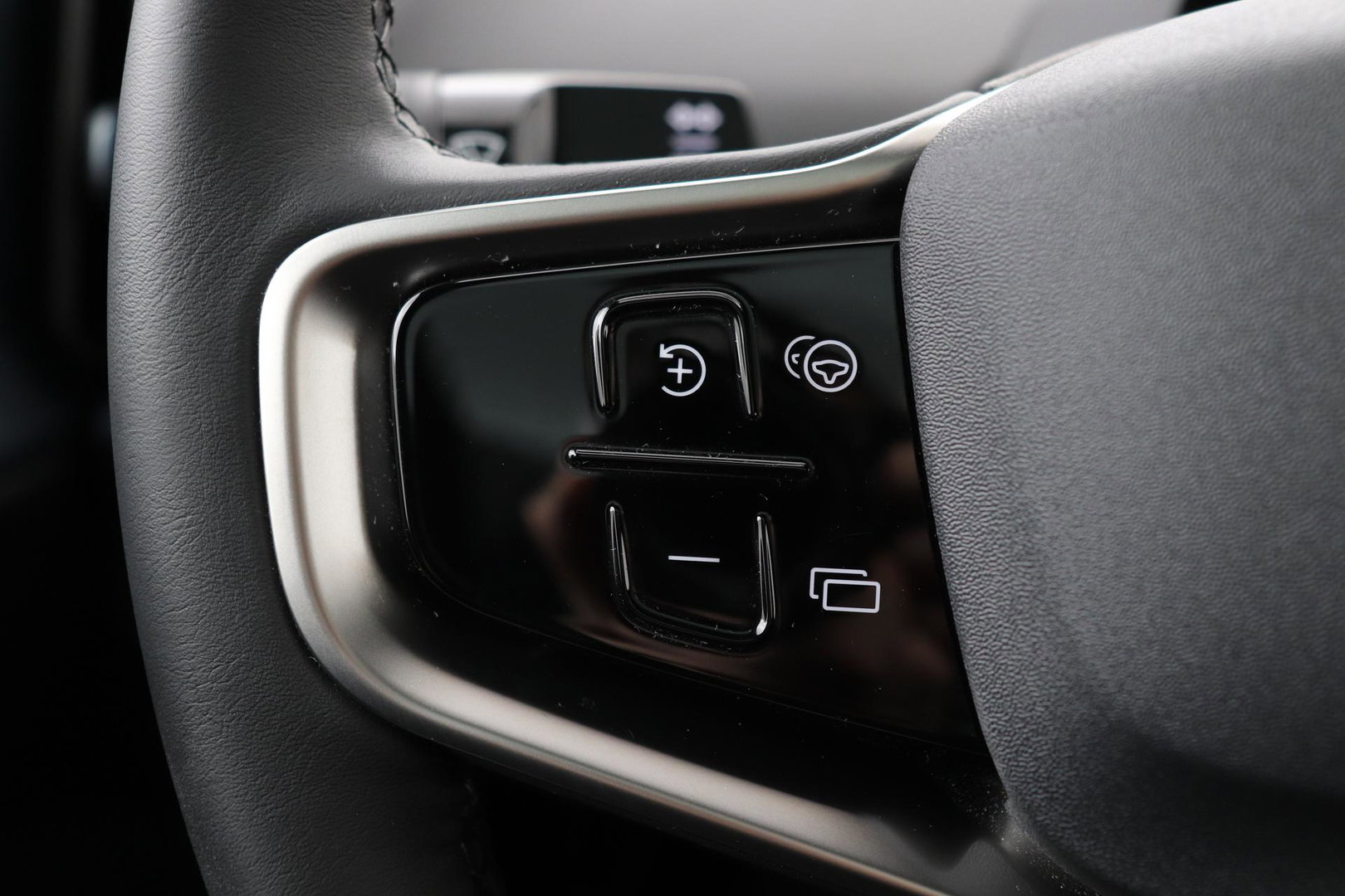 Volvo EX30 Cross Country Twin Motor Performance Ultra 69 kWh | Harman/Kardon | Panoramadak | 360° Camera | Warmtepomp | BLIS | Park Pilot Assist | Stoel+Stuurverwarming