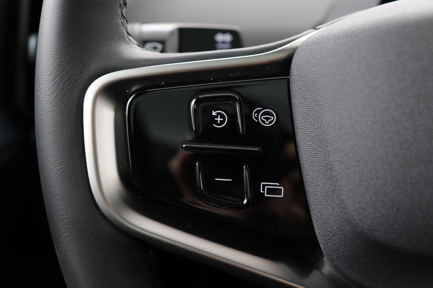Volvo EX30 Cross Country Twin Motor Performance Ultra 69 kWh | Harman/Kardon | Panoramadak | 360° Camera | Warmtepomp | BLIS | Park Pilot Assist | Stoel+Stuurverwarming