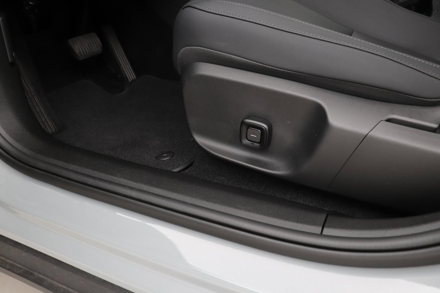 Volvo EX30 Cross Country Twin Motor Performance Ultra 69 kWh | Harman/Kardon | Panoramadak | 360° Camera | Warmtepomp | BLIS | Park Pilot Assist | Stoel+Stuurverwarming