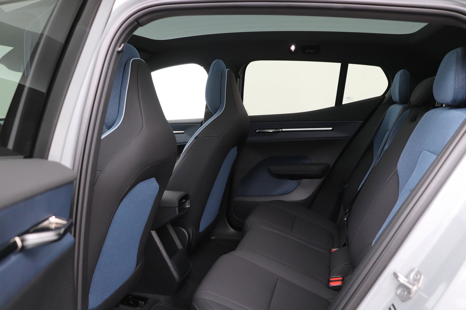 Volvo EX30 Cross Country Twin Motor Performance Ultra 69 kWh | Harman/Kardon | Panoramadak | 360° Camera | Warmtepomp | BLIS | Park Pilot Assist | Stoel+Stuurverwarming