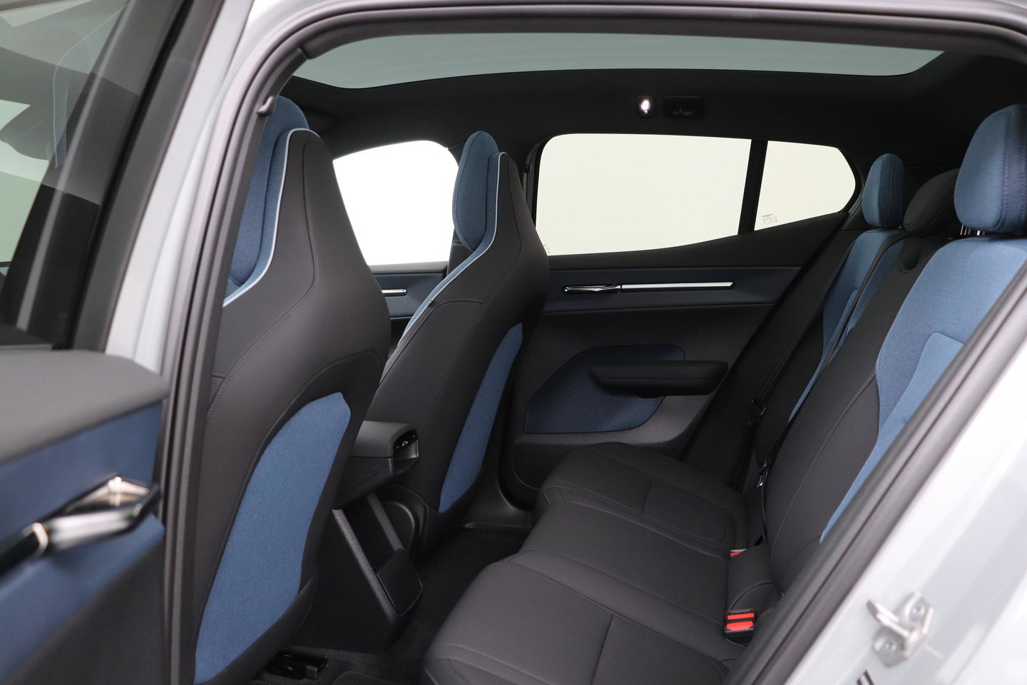 Volvo EX30 Cross Country Twin Motor Performance Ultra 69 kWh | Harman/Kardon | Panoramadak | 360° Camera | Warmtepomp | BLIS | Park Pilot Assist | Stoel+Stuurverwarming
